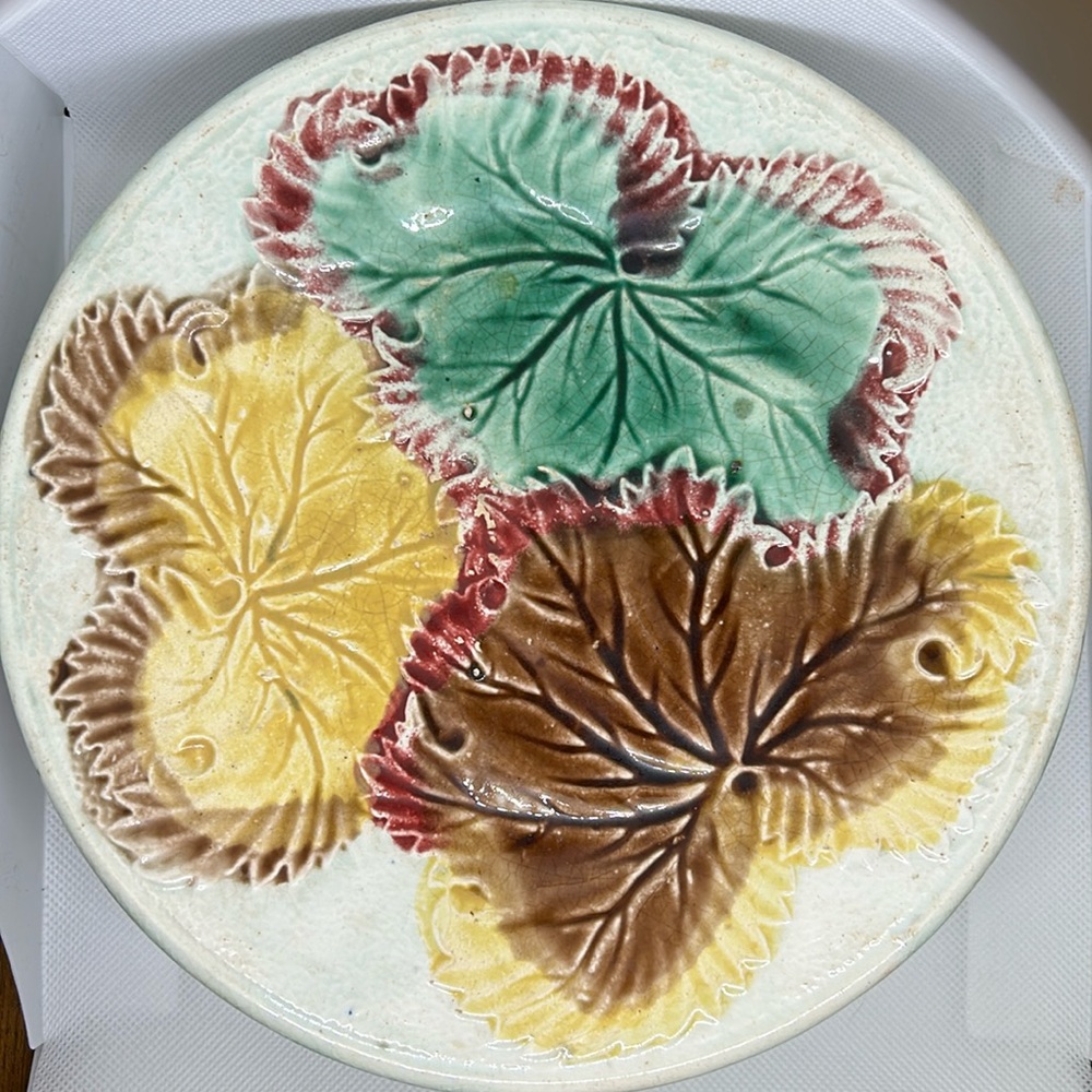 Majolica, cabbage leaf, 8” plate.